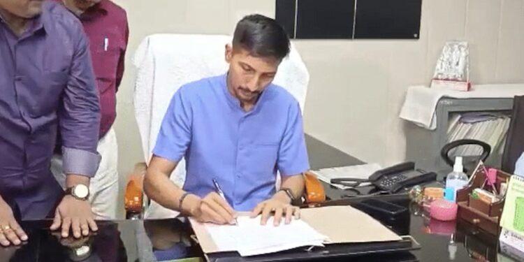 UP : अब नहीं लगाने पड़ेंगे तहसीलों के चक्कर, इस तरह घर बैठे मिलेगी पूरी जानकारी