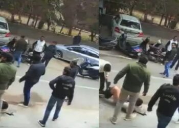बीच सड़क गुंडागर्दी दिल्ली