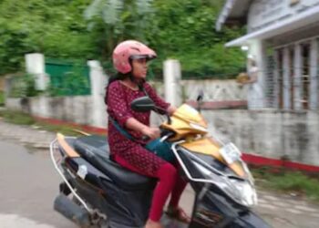 लड़कियों को स्कूटी