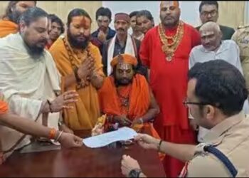 वाराणसी में संतों की शिकायत पर केस दर्ज