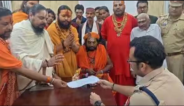 वाराणसी में संतों की शिकायत पर केस दर्ज