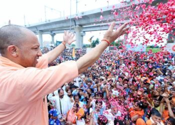 कांवड़ियों पर फूलों की बारिश